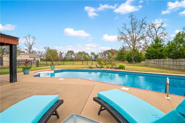 110 COLUMNS Drive, Alexandria, LA 71303