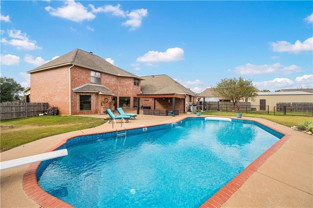 110 COLUMNS Drive, Alexandria, LA 71303