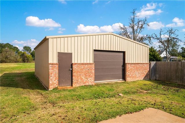 110 COLUMNS Drive, Alexandria, LA 71303