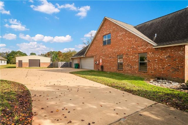 110 COLUMNS Drive, Alexandria, LA 71303