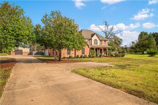 110 COLUMNS Drive, Alexandria, LA 71303