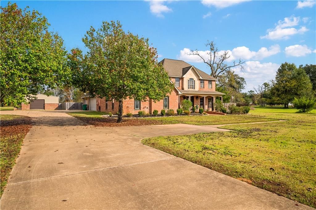 110 COLUMNS Drive, Alexandria, LA 71303