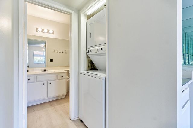 2420 Los Coyotes Drive, Palm Springs, CA 92264