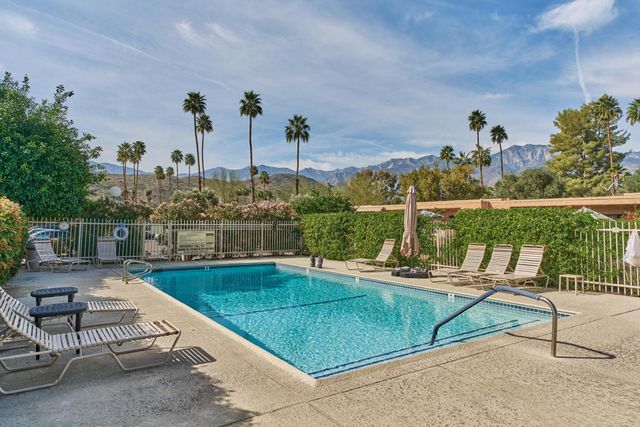 2420 Los Coyotes Drive, Palm Springs, CA 92264
