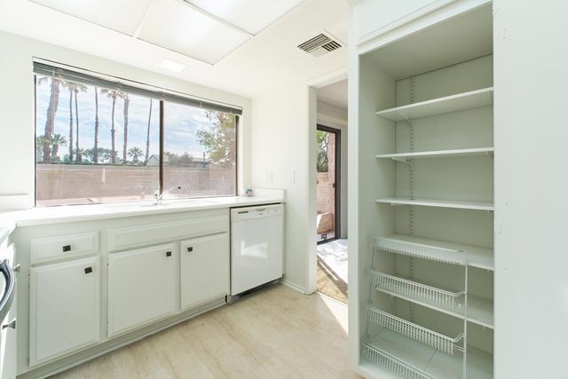 2420 Los Coyotes Drive, Palm Springs, CA 92264