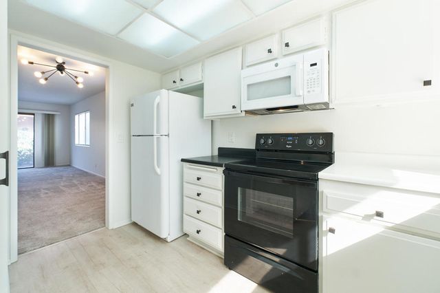 2420 Los Coyotes Drive, Palm Springs, CA 92264