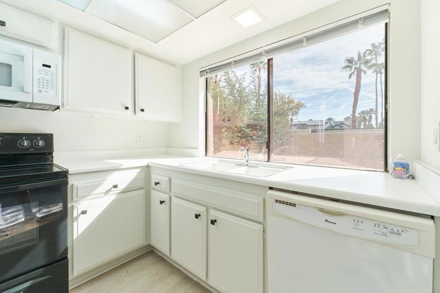 2420 Los Coyotes Drive, Palm Springs, CA 92264