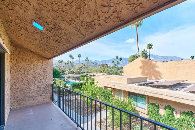 2420 Los Coyotes Drive, Palm Springs, CA 92264