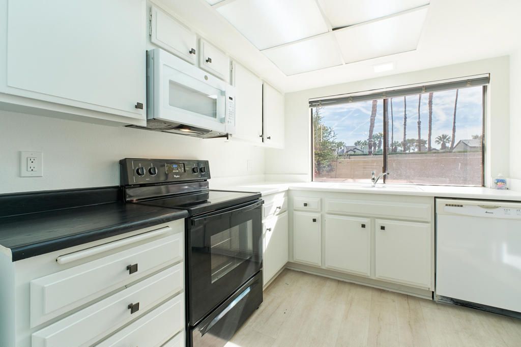 2420 Los Coyotes Drive, Palm Springs, CA 92264