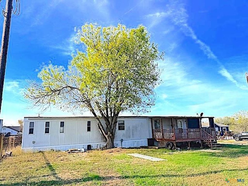 135 Creekway LN, Seguin, TX 78155