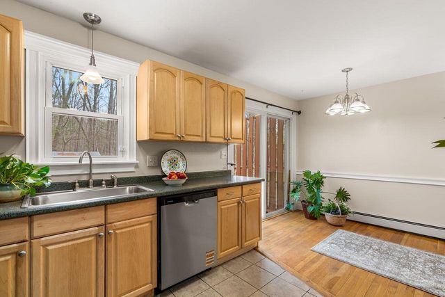 99 Winnicutt Rd Apt 6, Stratham, NH 03885