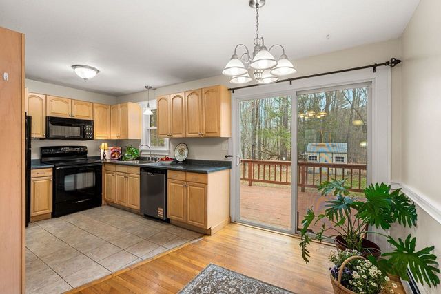 99 Winnicutt Rd Apt 6, Stratham, NH 03885