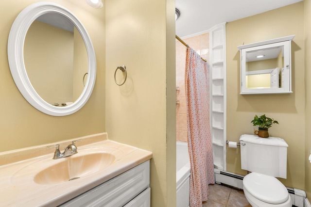 99 Winnicutt Rd Apt 6, Stratham, NH 03885