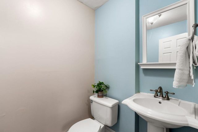99 Winnicutt Rd Apt 6, Stratham, NH 03885