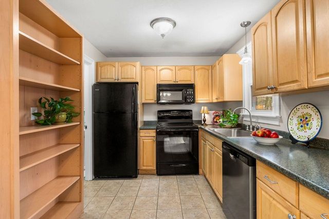 99 Winnicutt Rd Apt 6, Stratham, NH 03885