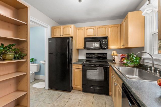 99 Winnicutt Rd Apt 6, Stratham, NH 03885