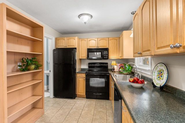 99 Winnicutt Rd Apt 6, Stratham, NH 03885