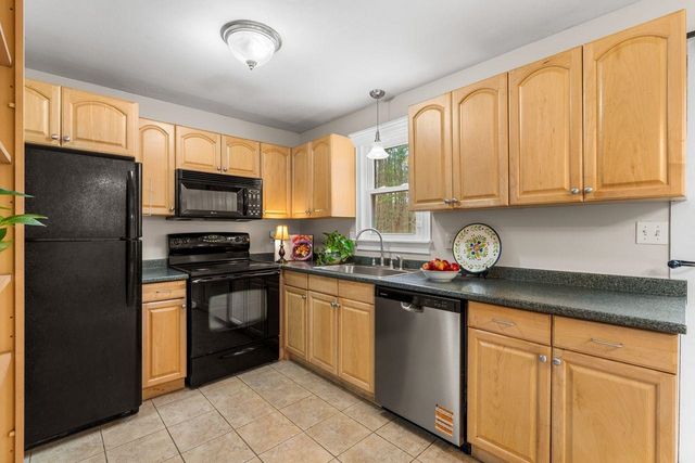 99 Winnicutt Rd Apt 6, Stratham, NH 03885