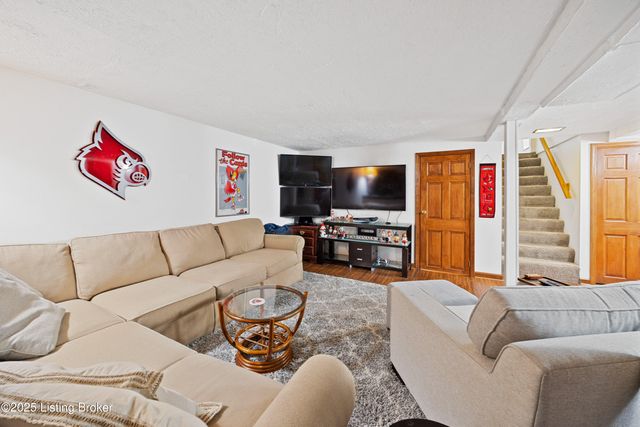 4320 Jade Ct, Louisville, KY 40216