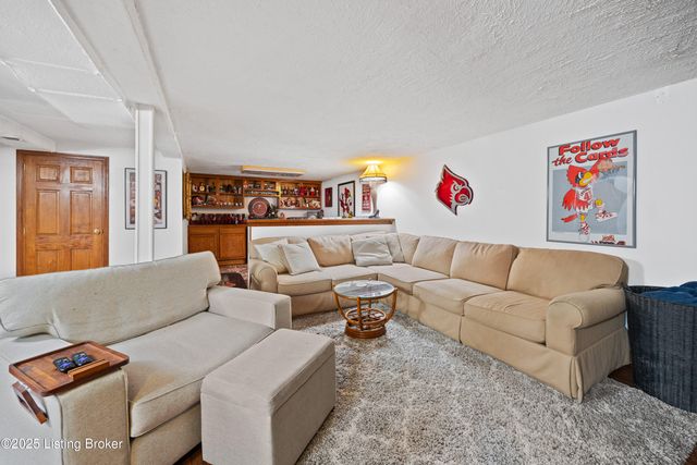 4320 Jade Ct, Louisville, KY 40216