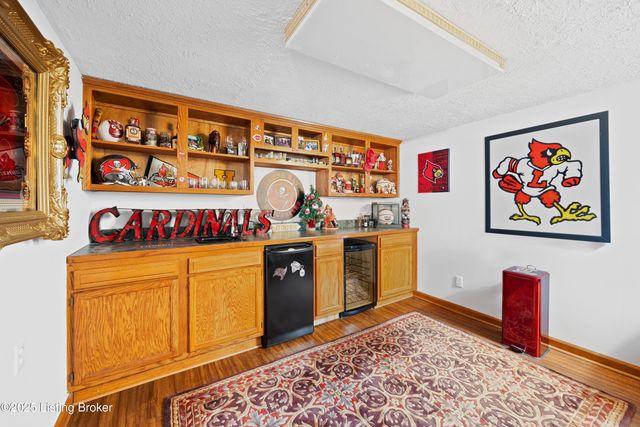 4320 Jade Ct, Louisville, KY 40216