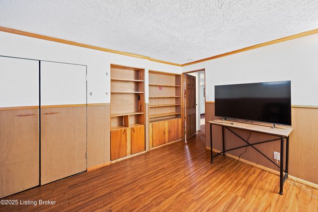 4320 Jade Ct, Louisville, KY 40216