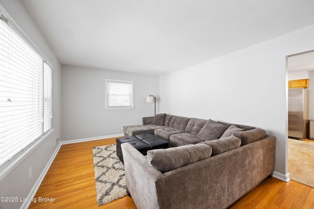 4320 Jade Ct, Louisville, KY 40216