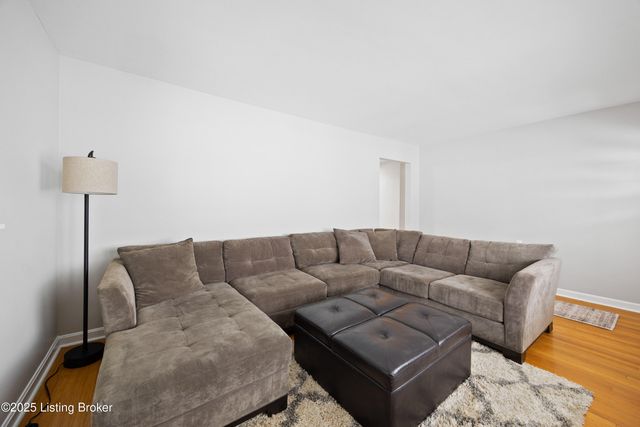 4320 Jade Ct, Louisville, KY 40216