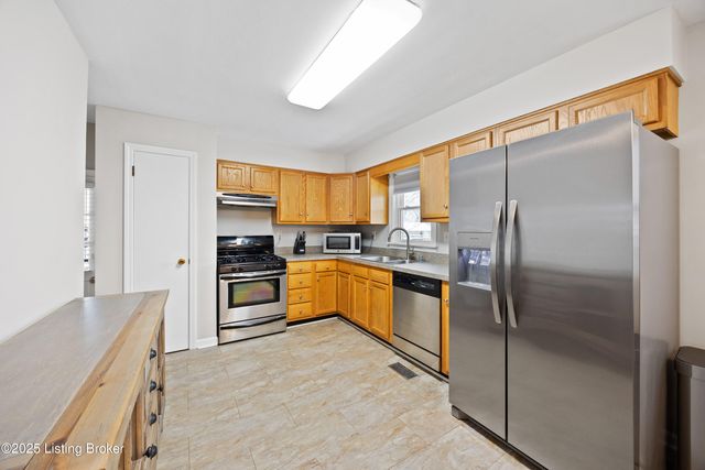 4320 Jade Ct, Louisville, KY 40216