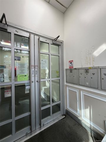 135-11 40th Road 4B, Flushing, NY 11354