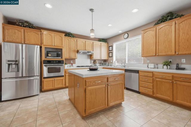 1325 San Lucas Dr, Pittsburg, CA 94565