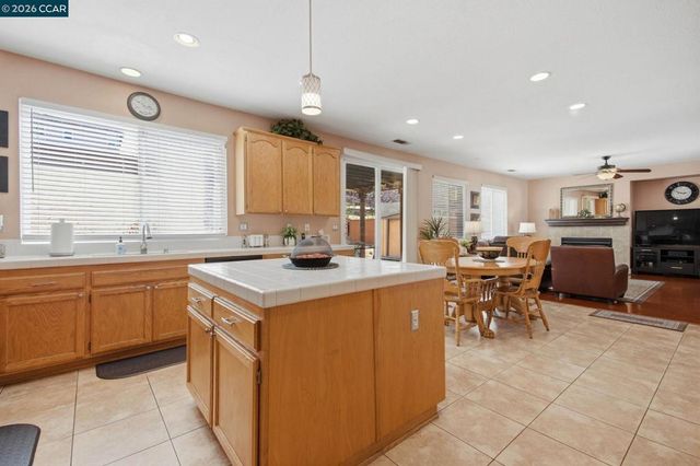 1325 San Lucas Dr, Pittsburg, CA 94565