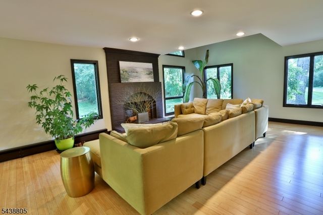 4 Deerwood Dr, Union Twp., NJ 08809