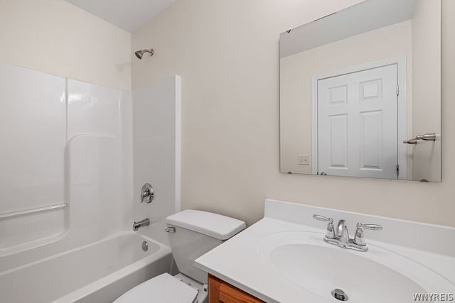 6083 Woodford Drive, Hamburg, NY 14085