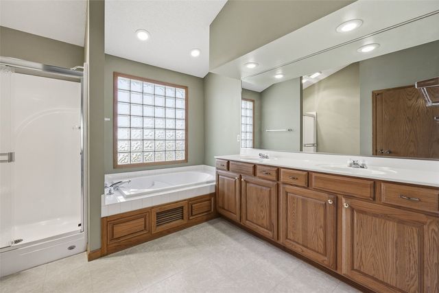 7814 Westbury Drive NE, Cedar Rapids, IA 52402