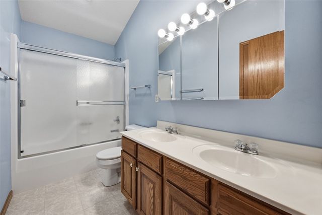 7814 Westbury Drive NE, Cedar Rapids, IA 52402