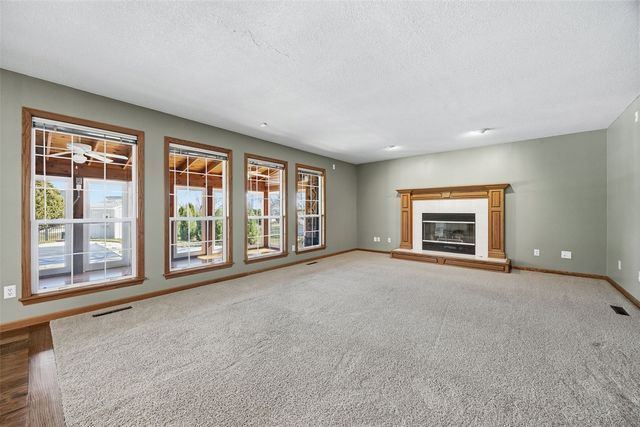 7814 Westbury Drive NE, Cedar Rapids, IA 52402