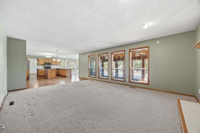 7814 Westbury Drive NE, Cedar Rapids, IA 52402