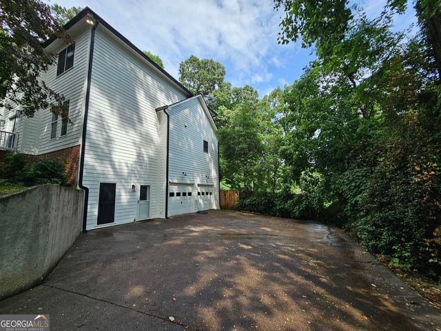 225 NACOOCHEE Drive, Woodstock, GA 30188