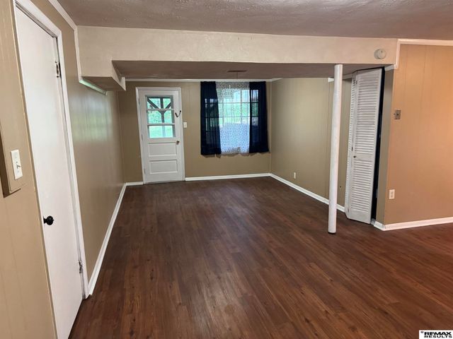 8809 Nicholas Street, Omaha, NE 68114