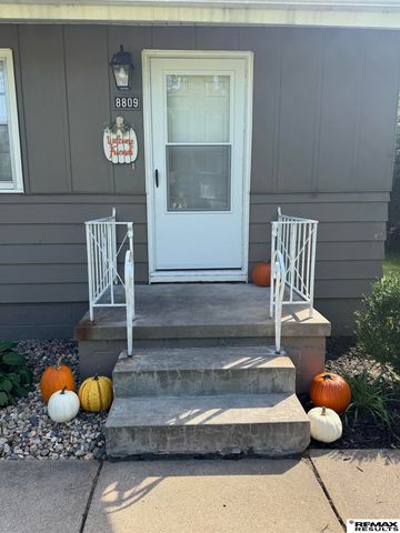 8809 Nicholas Street, Omaha, NE 68114
