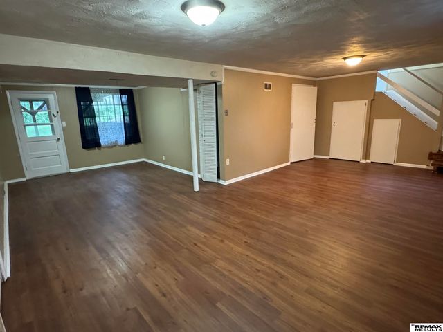 8809 Nicholas Street, Omaha, NE 68114