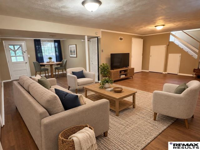 8809 Nicholas Street, Omaha, NE 68114
