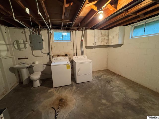 8809 Nicholas Street, Omaha, NE 68114