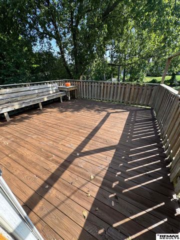 8809 Nicholas Street, Omaha, NE 68114