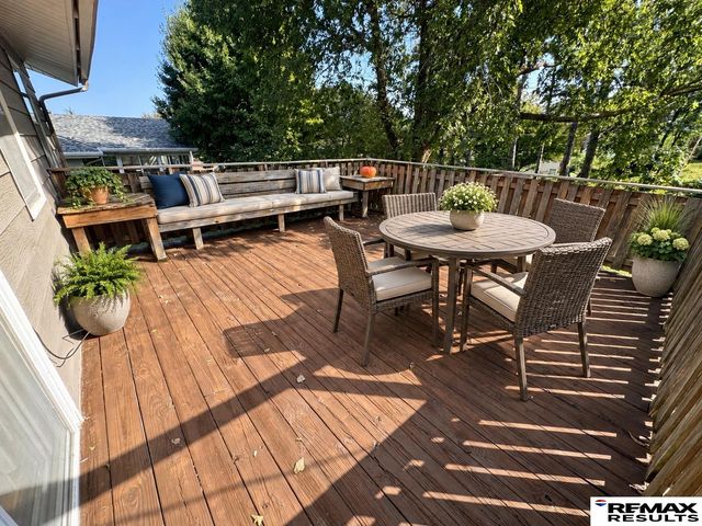 8809 Nicholas Street, Omaha, NE 68114