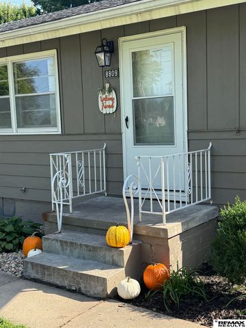 8809 Nicholas Street, Omaha, NE 68114