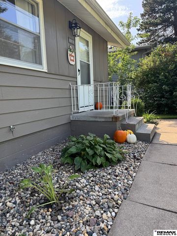 8809 Nicholas Street, Omaha, NE 68114
