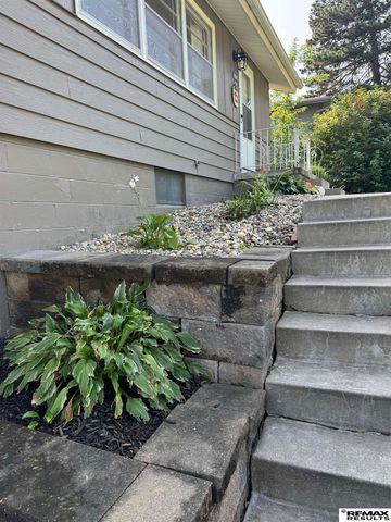 8809 Nicholas Street, Omaha, NE 68114