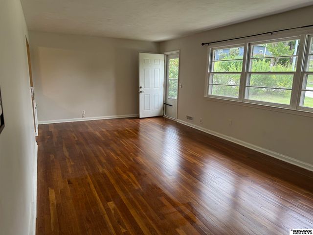 8809 Nicholas Street, Omaha, NE 68114